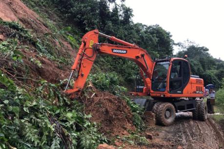 Sạt lở gây ách tắc giao thông trên Quốc lộ 279