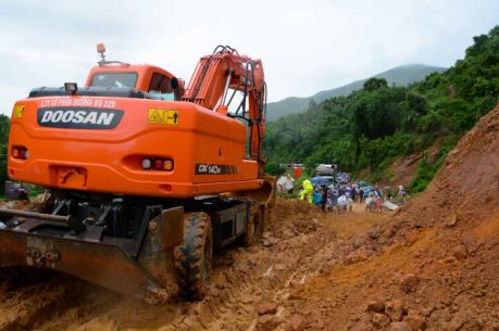 Điện Biên: Khắc phục sạt lở trên Quốc lộ 279