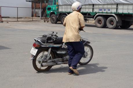 "Mưa đinh" trên Quốc lộ 1A khiến hàng trăm người gặp nguy