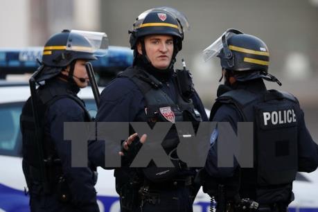 Cảnh sát Pháp bắt giữ 2 đối tượng tình nghi với nhiều vật dụng chế tạo thiết bị nổ