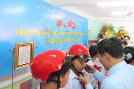 Honda Việt Nam tiếp tục trao tặng mũ bảo hiểm ở Long An