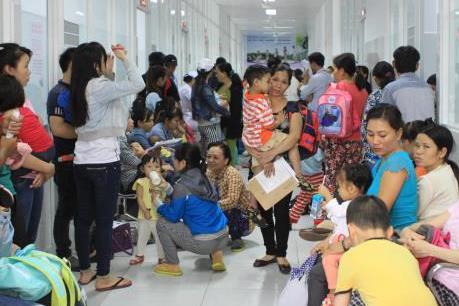 Nhiều trẻ nhỏ bị viêm phổi nặng do thời tiết chuyển mùa