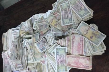 Trạm thu phí đường tránh Biên Hòa ùn tắc kéo dài do dân dùng tiền lẻ mua vé