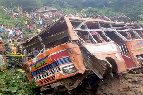 Tai nạn xe buýt thảm khốc khiến hơn 80 người thương vong