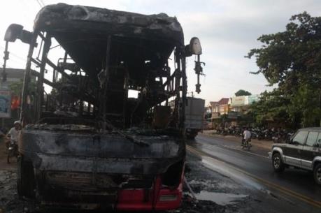 Đồng Nai: Xe khách bất ngờ bốc cháy, hàng chục người thoát nạn