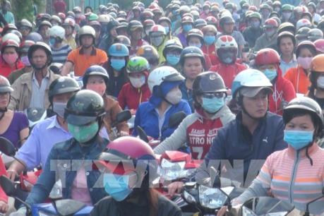 Tài xế tiếp tục dùng tiền lẻ qua trạm thu phí đường tránh Biên Hòa