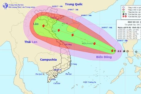Tin mới nhất về Bão số 10: Tâm bão đang hướng vào miền Trung