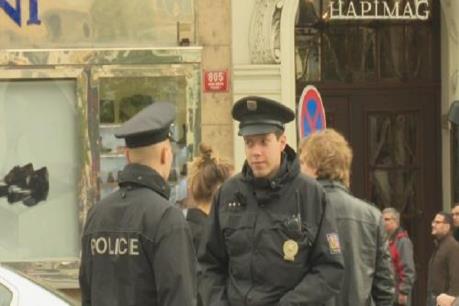 Séc điều thêm 1.100 cảnh sát ra nước ngoài kiểm soát dòng người di cư