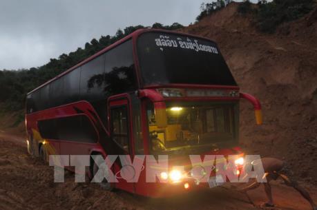 Điện Biên: Xe khách sa lầy,  Quốc lộ 279 ách tắc giao thông