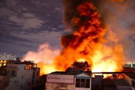 Cháy lớn thiêu rụi cửa hàng kinh doanh đồ chơi trẻ em