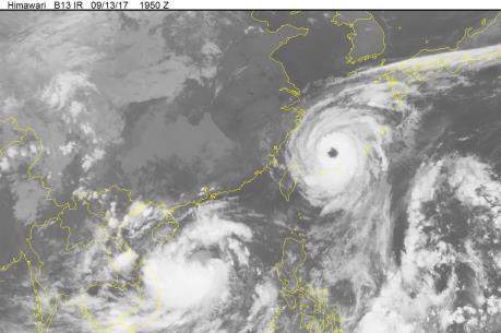 Bão số 10 mạnh thêm và tiến vào vùng bờ biển từ Nghệ An đến Quảng Trị