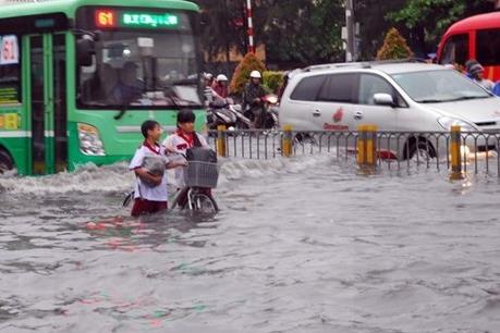 Mưa lớn khiến nhiều tuyến đường ở TPHCM ngập sâu trong nước