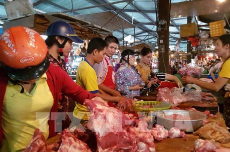 Ứng phó bão số 10: Giá thực phẩm tăng nhẹ khi người dân tích trữ thực phẩm