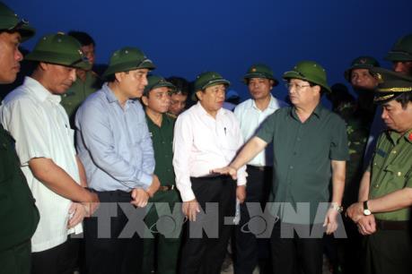Phó Thủ tướng Chính phủ Trịnh Đình Dũng kiểm tra việc phòng chống bão số 10 tại Nghệ An