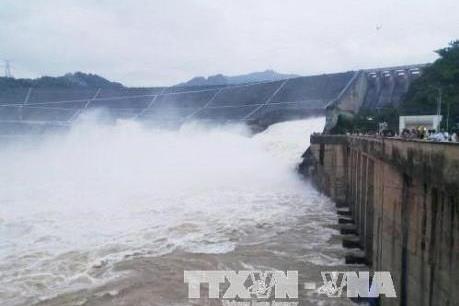 Thủy điện Hòa Bình đóng một cửa xả và liên tục phát tối đa các tổ máy