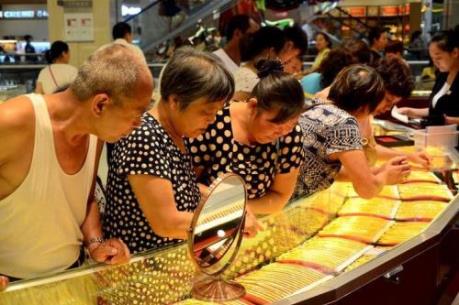 Giá vàng châu Á rơi xuống mức thấp nhất trong gần hai tháng