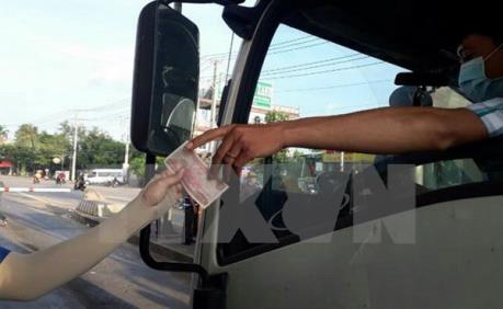 Nhiều lái xe tiếp tục dùng tiền lẻ mua vé qua trạm thu phí đường tránh Biên Hòa