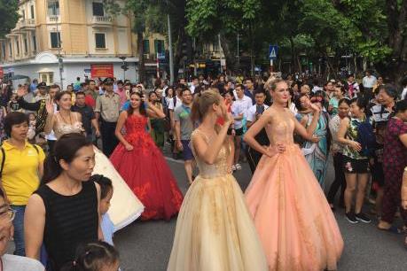 Hà Nội: Chính thức diễn ra màn trình diễn carnival đường phố đặc sắc tại phố đi bộ