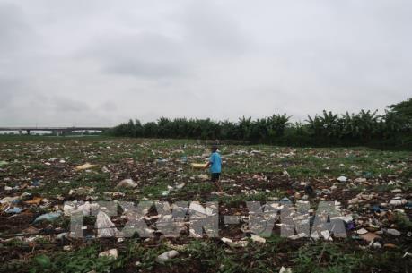 Bãi rác nổi lấp kín cả khúc sông tại Hải Dương