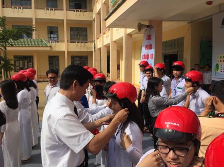 Honda Việt Nam tặng 1.300 mũ bảo hiểm cho học sinh Đắk Nông