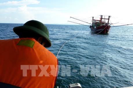 Cứu hộ thành công tàu cá cùng 10 ngư dân trôi dạt trên biển