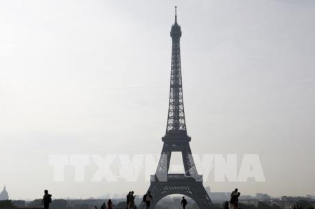 Pháp chi 30 triệu euro "bọc" kính chống đạn cho tháp Eiffel