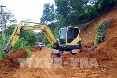 Sạt lở đường cô lập hoàn toàn huyện Trạm Tấu, Yên Bái