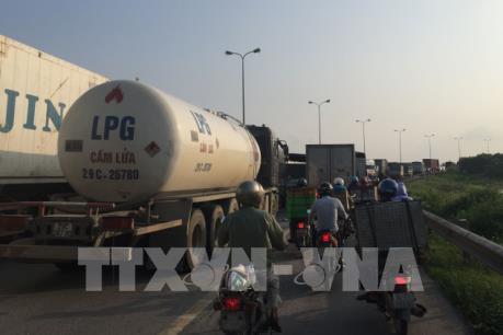 Ùn tắc kéo dài trên Quốc lộ 5 sau cú va chạm giữa xe container và xe máy