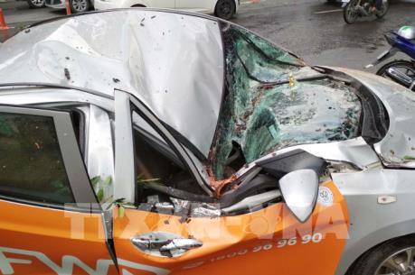 Mưa lớn tại thành phố Hồ Chí Minh: Cây đổ đè ô tô, sét đánh cháy nhà dân