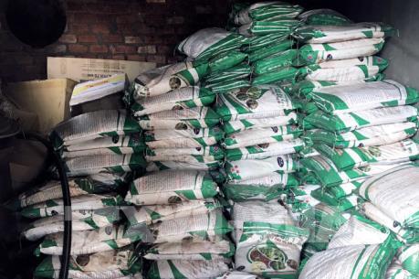 Phạt hành chính 80 triệu đồng, tiêu hủy hơn 4 tấn phân bón quá hạn