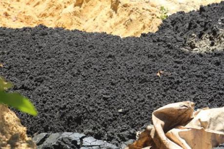 Phát hiện 2 doanh nghiệp đổ hàng chục tấn chất thải nguy hại ra môi trường