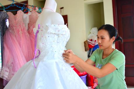 May áo cưới - Nghề mới làm giàu cho người dân vùng ven biển Nam Định