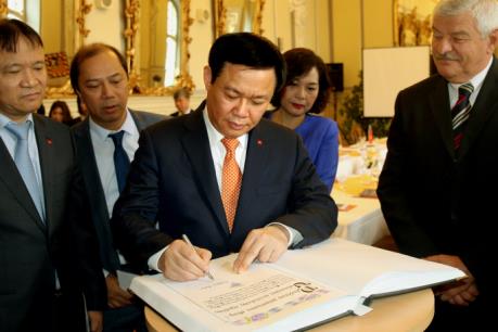 Phó Thủ tướng Vương Đình Huệ kết thúc chuyến thăm Slovakia