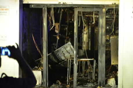 Tạm giữ đối tượng đốt cửa hàng túi xách thời trang