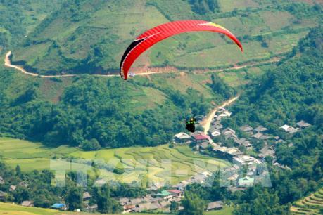 Đẹp ngỡ ngàng chùm ảnh Festival dù lượn “Bay trên mùa vàng”