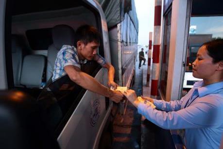 Né trạm thu phí Quốc lộ 5, các xe tải trọng lớn "băm nát" đường 380