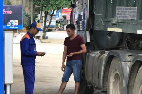 Doanh nghiệp vận tải đối mặt với sức ép từ việc giá xăng tăng