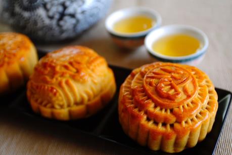 Giảm giá đến 50%, các quầy bánh Trung thu vẫn "vắng như chùa bà Đanh"