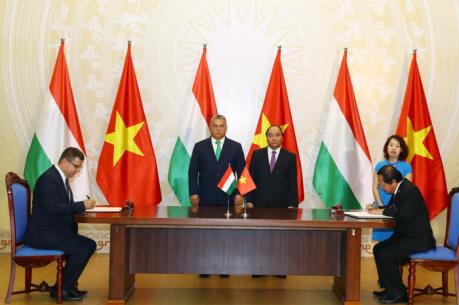 Thủ tướng Nguyễn Xuân Phúc hội đàm với Thủ tướng Hungari