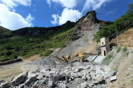 Người dân chặn xe chở đá vào đường dân sinh: Giải quyết hài hòa lợi ích giữa các bên