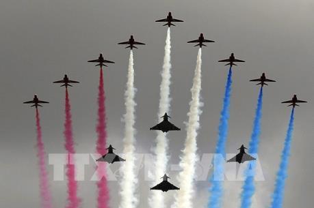 Xung quanh hội chợ vũ khí lớn nhất thế giới tại London