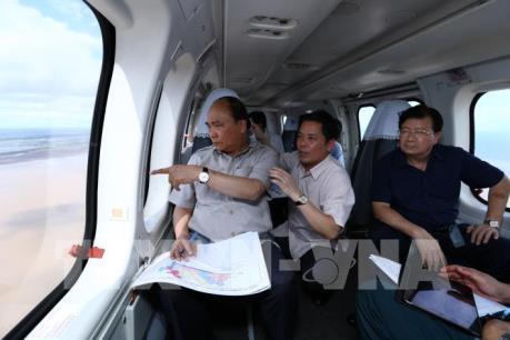 Thủ tướng thị sát khu vực ảnh hưởng biến đổi khí hậu tại Đồng bằng sông Cửu Long