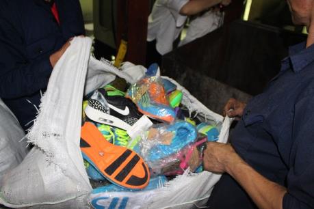 Hà Nội: Thu giữ hơn 2.600 đôi giày không rõ nguồn gốc