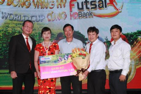 Khách hàng HDBank trúng quả bóng vàng 1 kg