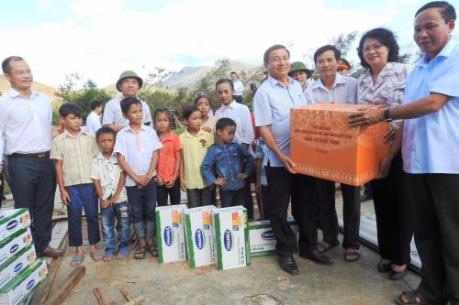 Hơn 110 nghìn hộp sữa Vinamilk đến với trẻ em vũng lũ Hà Tĩnh, Quảng Bình