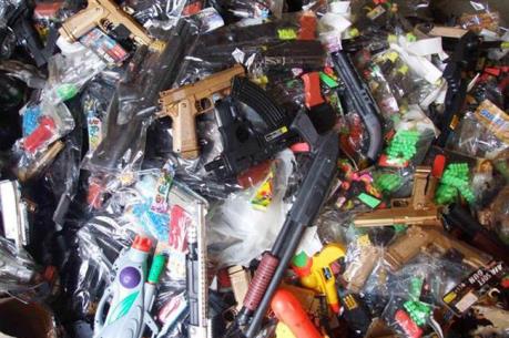 Bắt giữ xe container chở hơn 500 thùng đồ chơi bạo lực các loại