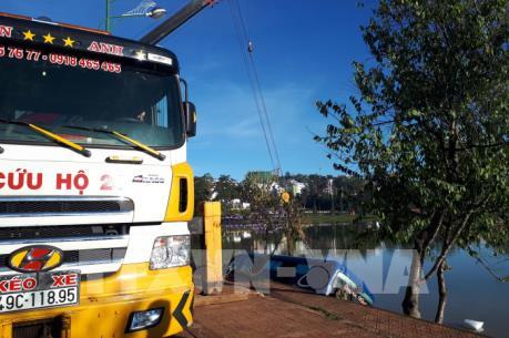 Lâm Đồng: Xe khách lao xuống hồ Xuân Hương