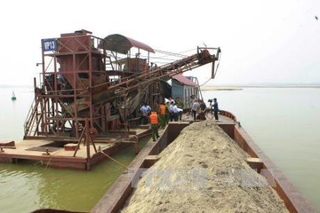 Làm rõ việc khai thác cát trái phép trên sông Hồng, sông Luộc theo phản ánh của TTXVN