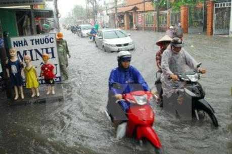 Mưa lớn kéo dài, nhiều tuyến đường tại Tp Hồ Chí Minh bị ngập nặng