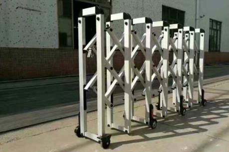 Rào chắn sân vận động đổ sập làm hàng chục người bị thương